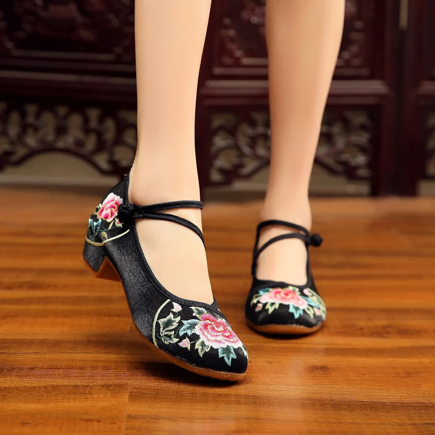 Women’s Embroidered Traditional Shoes - Vintage Chinese Hanfu Qipao Beijing Style Ethnic Dance Footwear