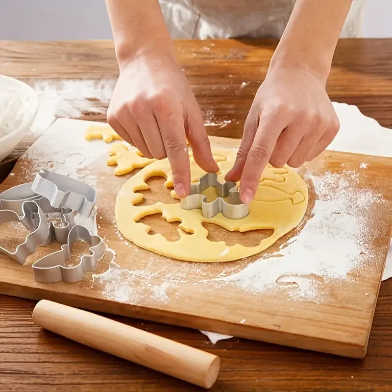 Christmas Hug Bear Cookie Cutter Mold – Bear Shape Baking Tool for Cookies, Cakes, Fudge & Sugarcraft Decorating