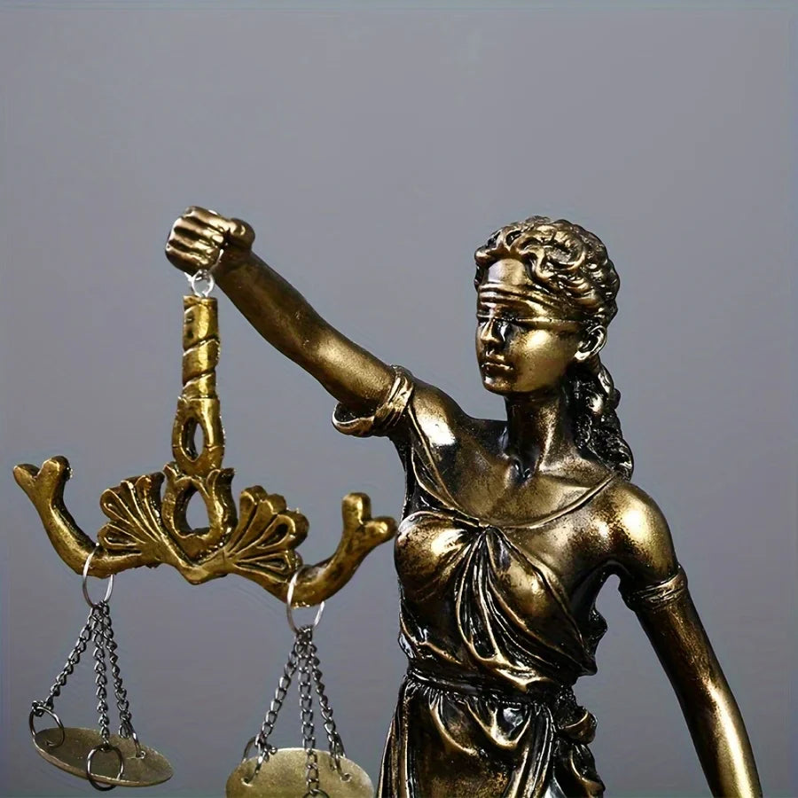 European Retro Copper Goddess of Justice Ornament – Creative Home Decor for Living Room, Office, and Desk, 1PCS