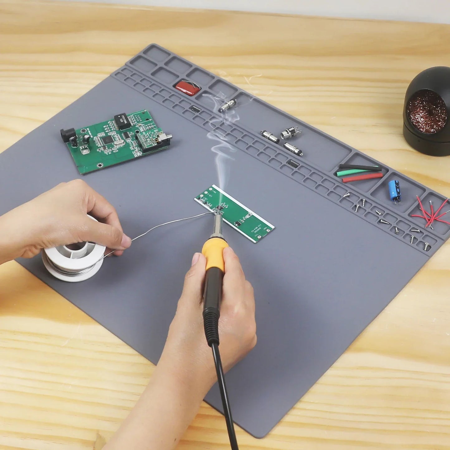 Toolour High-Temperature Silicone Welding Pad – Non-Slip Durable Mat up to 500℃, Multi-Size for Welding Work