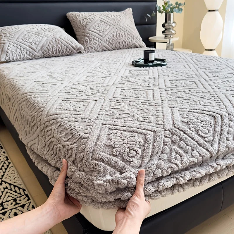 Soft Luxury Plush Bed Cover – Thick Winter Bedspread with Deep Pockets, Machine Washable Fitted Sheet