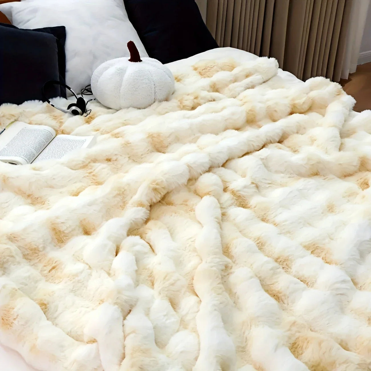 Cozy Faux Rabbit Fleece Blanket – Soft Warm Throw for Bedroom, Living Room & Dorm