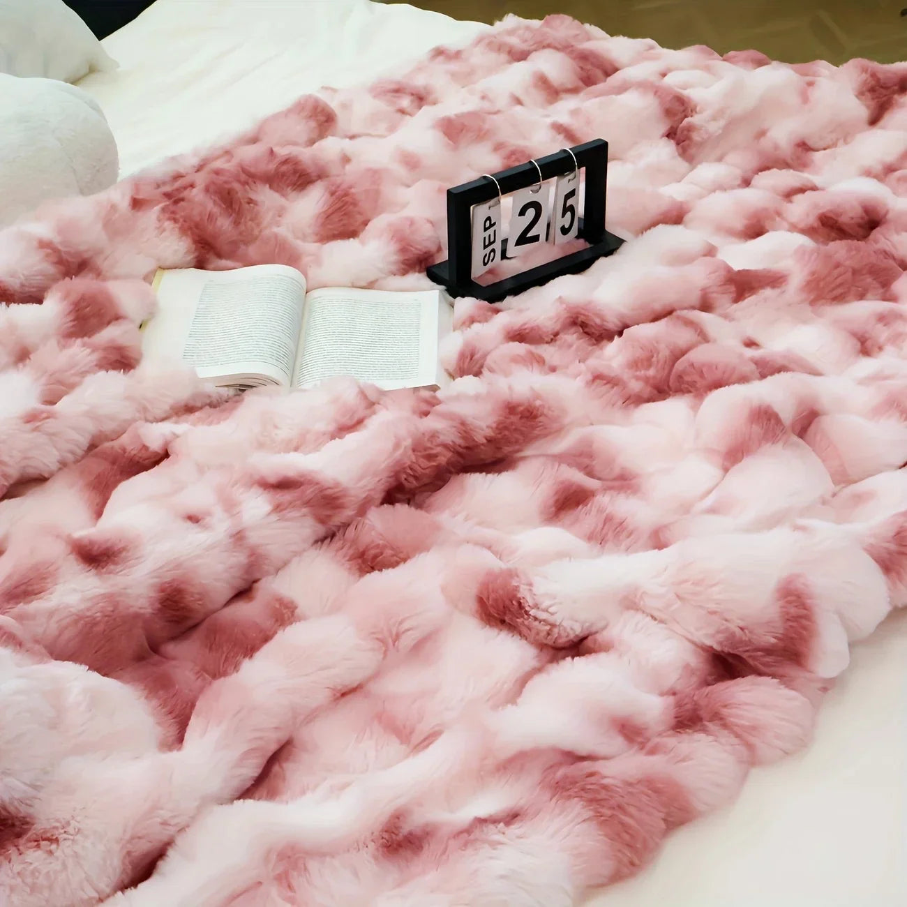 Cozy Faux Rabbit Fleece Blanket – Soft Warm Throw for Bedroom, Living Room & Dorm