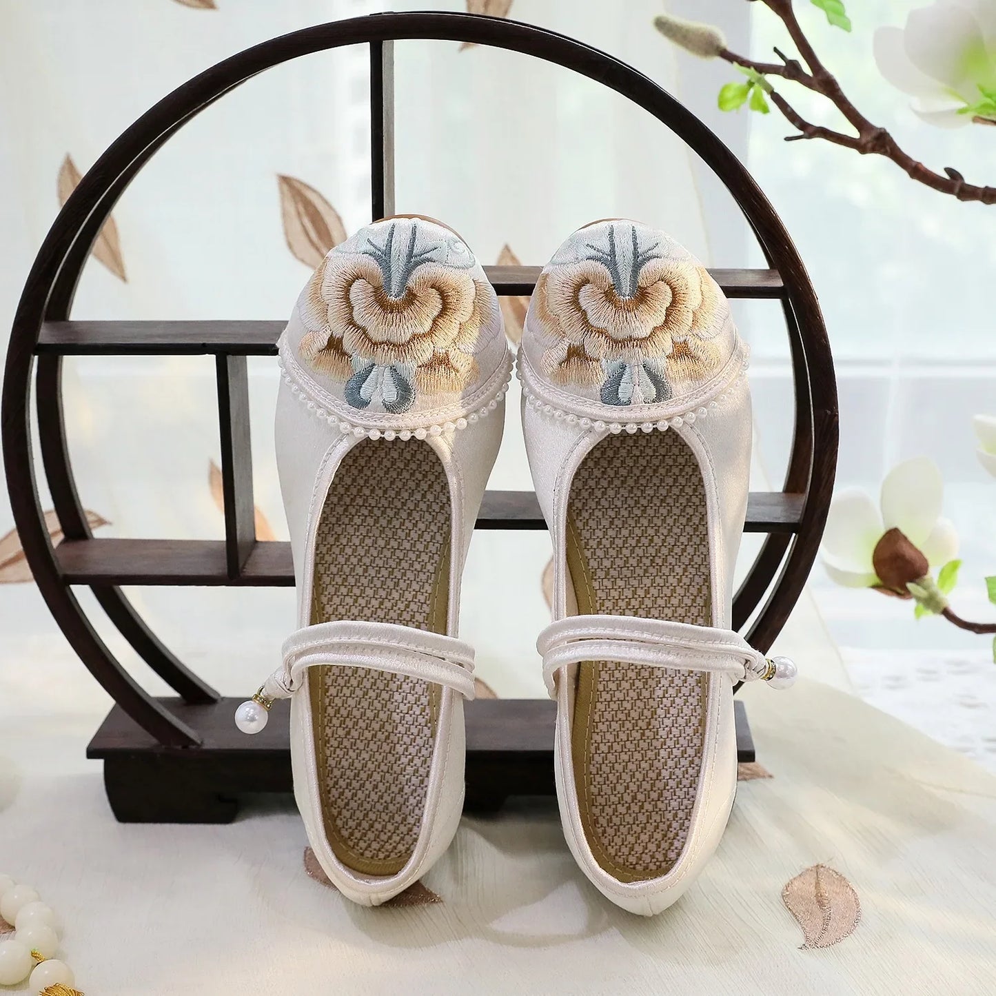 Women’s Embroidered Traditional Shoes - Vintage Chinese Hanfu Qipao Beijing Style Ethnic Dance Footwear
