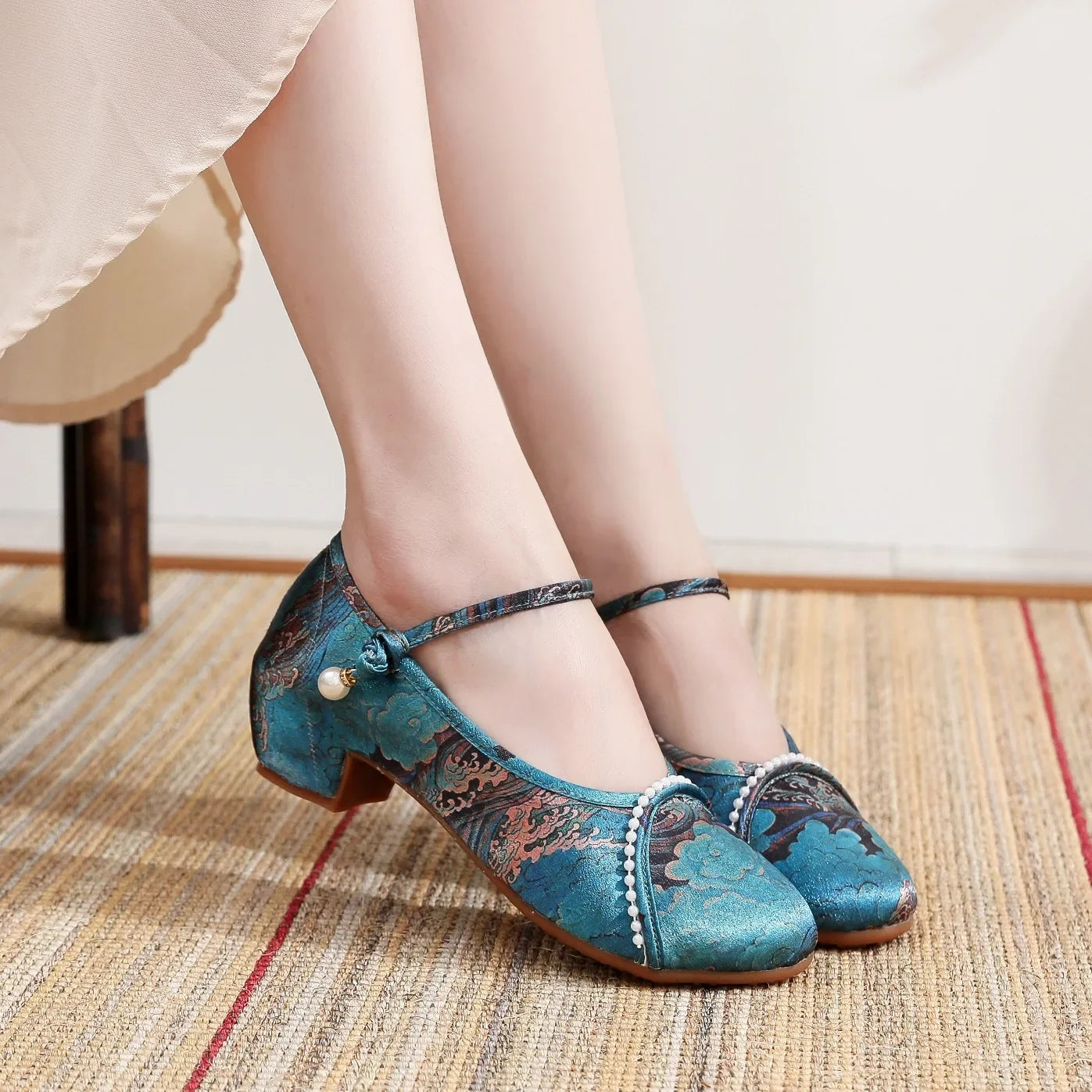 Women’s Embroidered Traditional Shoes - Vintage Chinese Hanfu Qipao Beijing Style Ethnic Dance Footwear