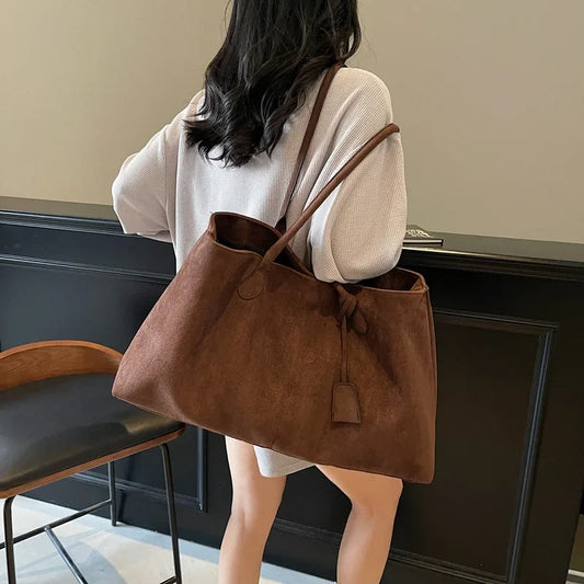 Elegant Suede Shoulder Bag - Stylish Bucket Handbag with Spacious Storage & Versatile Underarm Tote Design