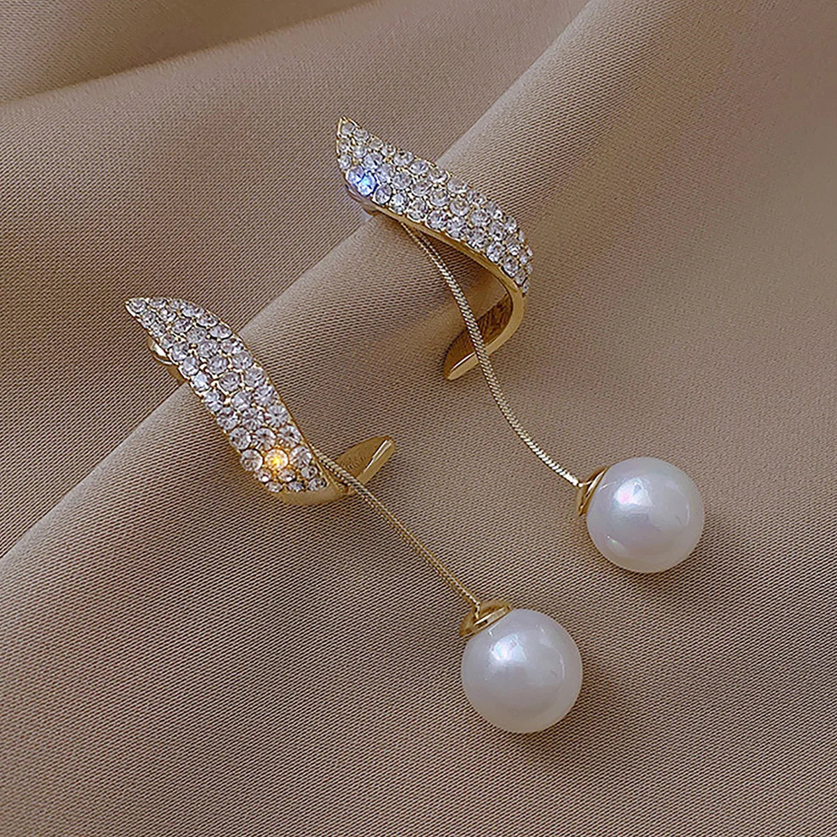 Women’s Silver Bow Earrings with Diamond Pearl – Fashionable High-End Studs