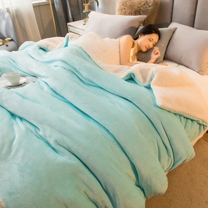 Wool Throw Blanket – Double-Sided Warm Winter Bedspread for Queen Beds & Camping