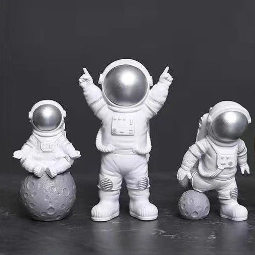 4-Piece Astronaut Figurine Set – Spaceman Statue Sculpture Educational Toy & Desktop Home Decoration Gift for Kids