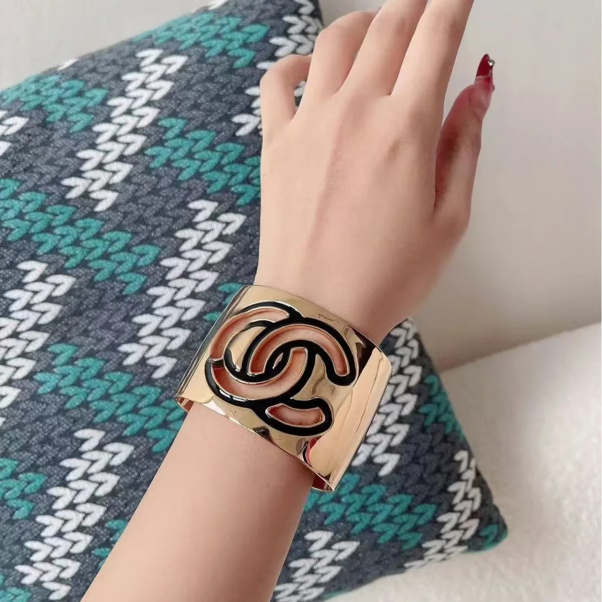 Gold Enamel Hollow Narrow Bracelet & Colorful Earrings Set — Classic Fashion, Lightweight Alloy Jewelry with Luxury Look