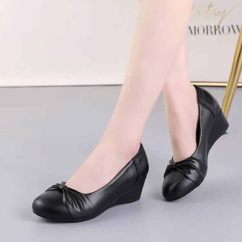 Women’s Lightweight Wedge Heel Shoes – Spring & Autumn Casual Black Leather Pumps for Home & Outdoor Comfort