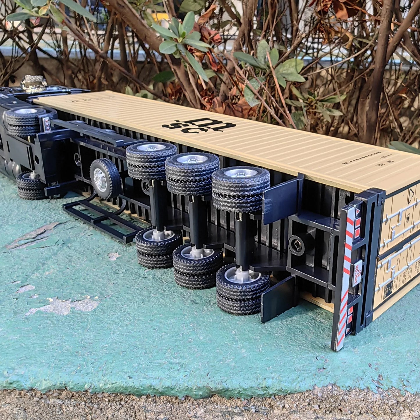 1:50 Large Diecast Alloy Truck Model – Pull-Back Container Toy with Sound & Light for Boys’ Gifts