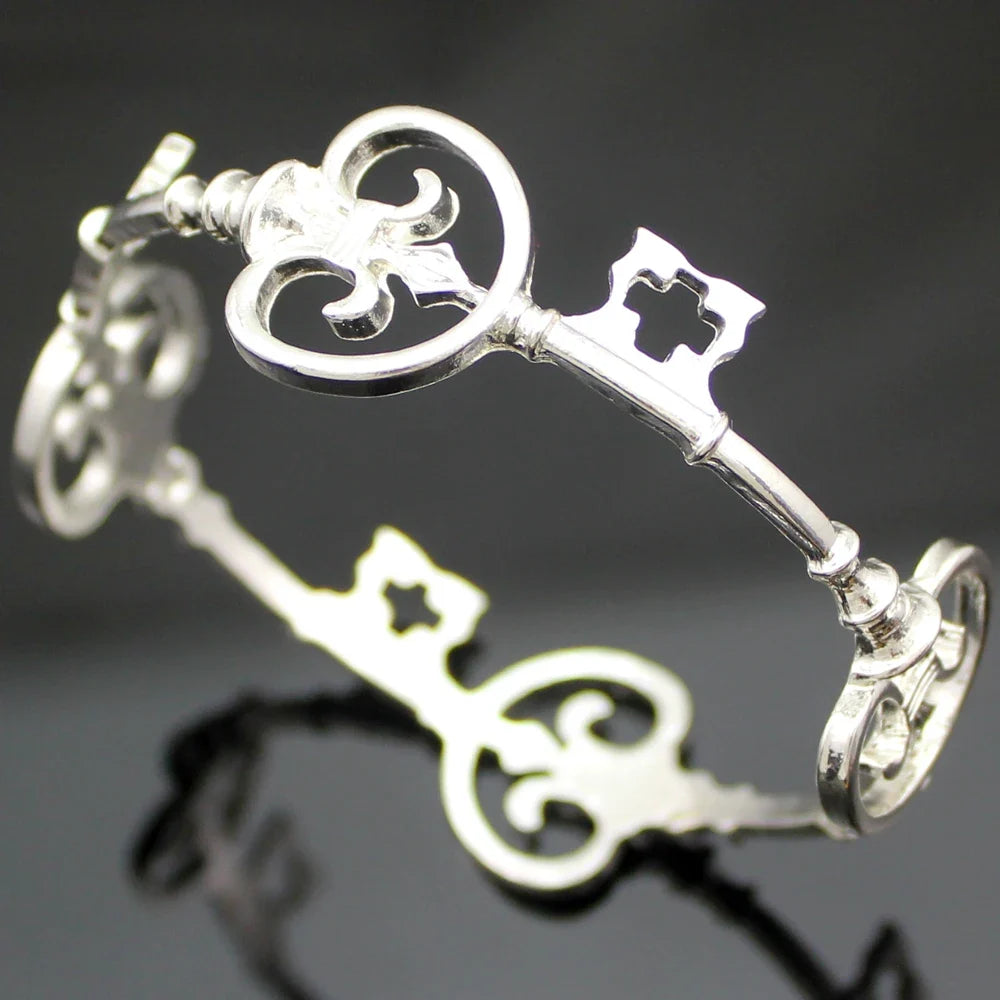 Victorian Skeleton Key Bracelet - Vintage Unisex Punk Cuff Bangle with Gothic Charm Design