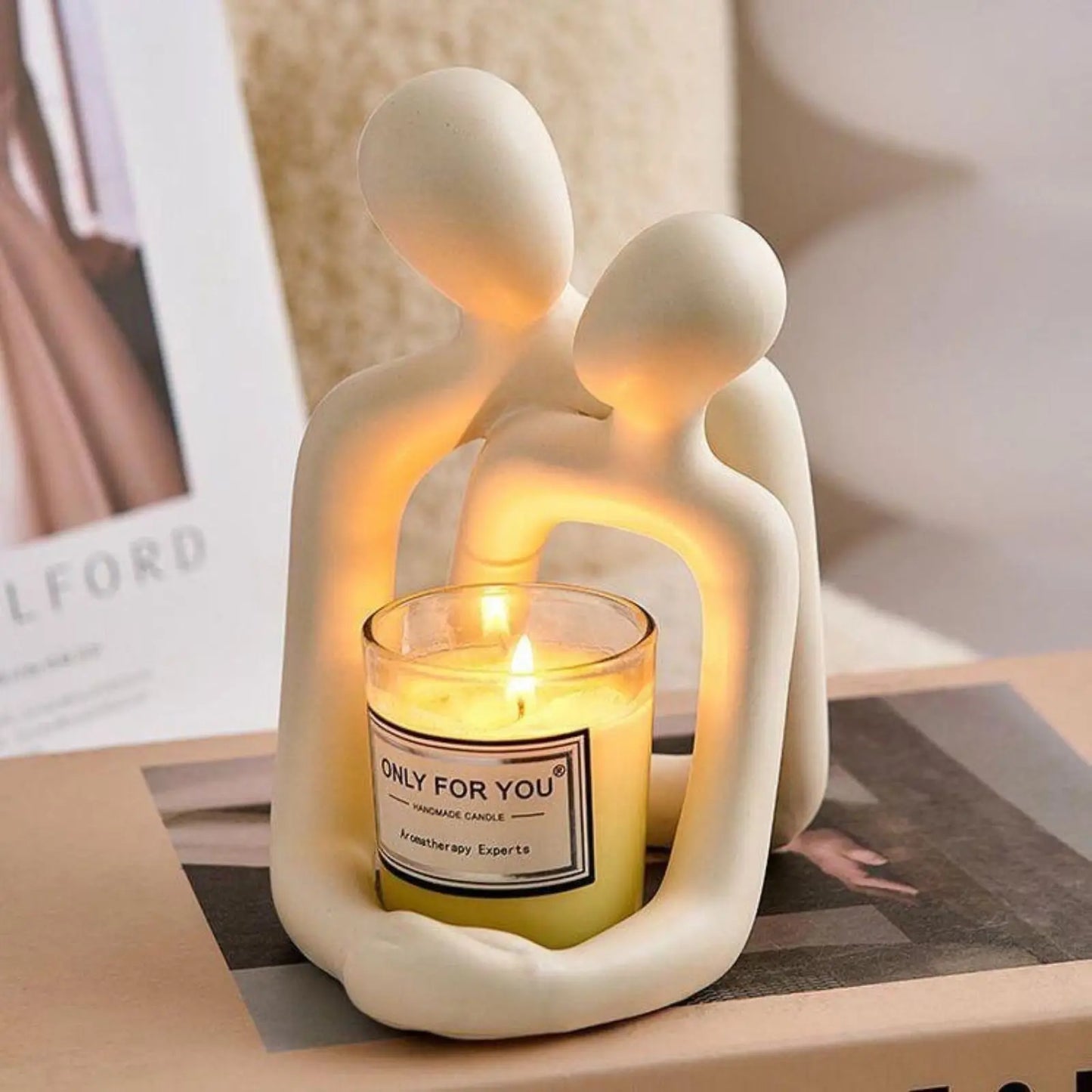 Heartwarming Couple Resin Statue – Modern Home Decor for Bookshelves, Desks, and Nightstands