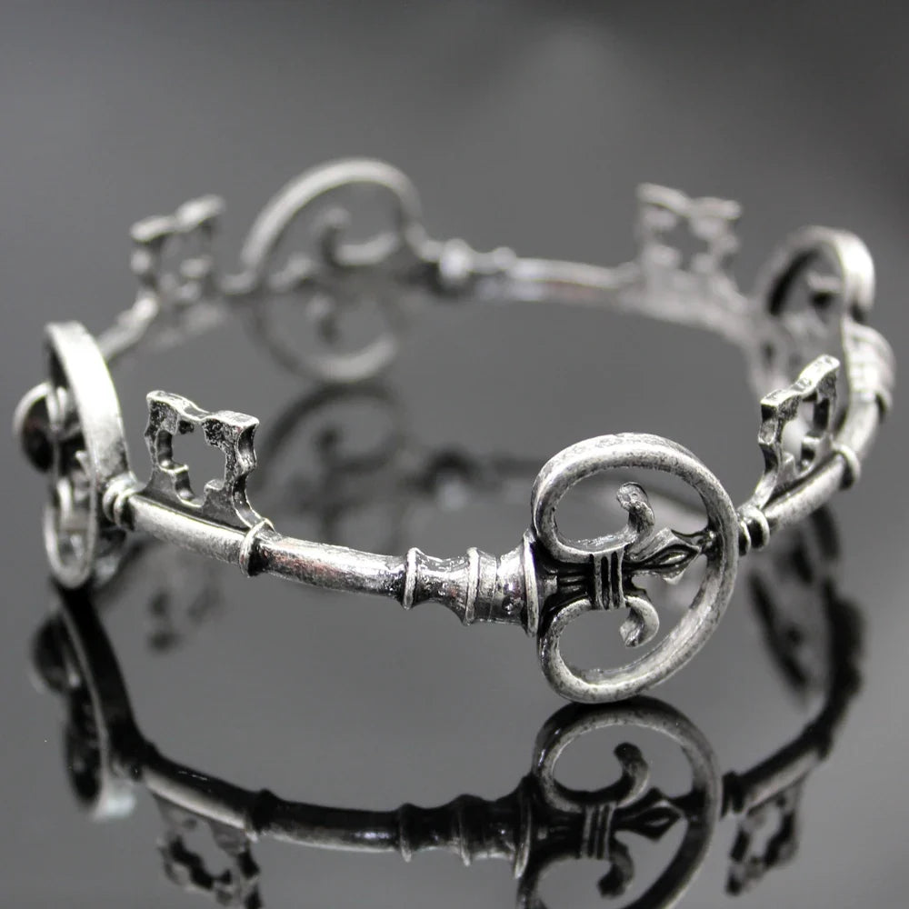 Victorian Skeleton Key Bracelet - Vintage Unisex Punk Cuff Bangle with Gothic Charm Design