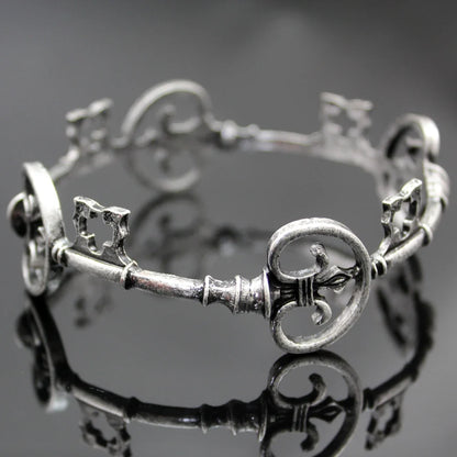Victorian Skeleton Key Bracelet - Vintage Unisex Punk Cuff Bangle with Gothic Charm Design
