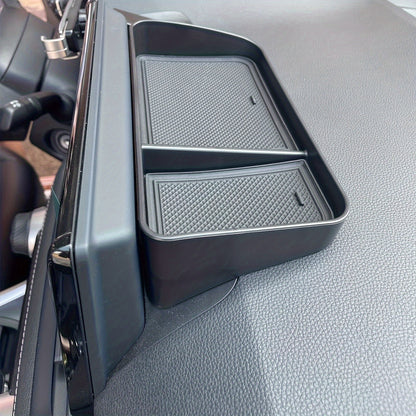 Vehicle Dashboard Organizer Storage Tray - Durable Plastic Car Console Pocket for Coins, Keys, and Phone - Universal Fit with Non-Slip Rubber Mats